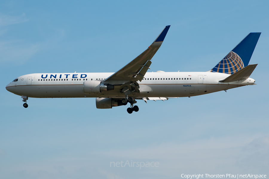 United Airlines Boeing 767-322(ER) (N669UA) | Photo 142737