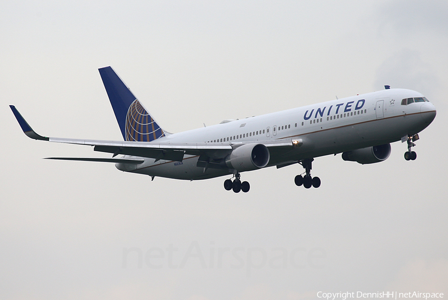 United Airlines Boeing 767-322(ER) (N669UA) | Photo 393750