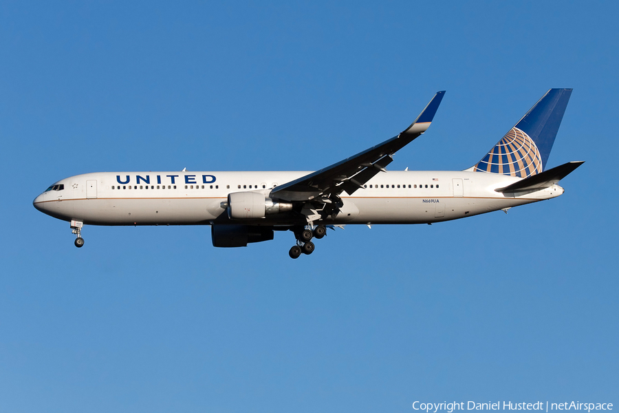 United Airlines Boeing 767-322(ER) (N669UA) | Photo 644667