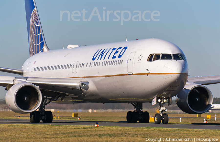 United Airlines Boeing 767-322(ER) (N669UA) | Photo 152421