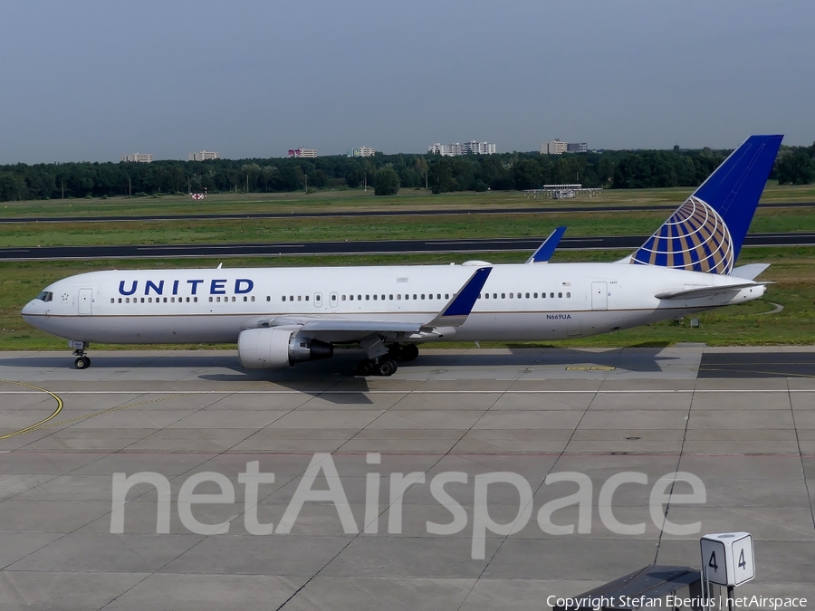 United Airlines Boeing 767-322(ER) (N669UA) | Photo 184826