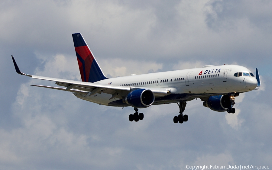 Delta Air Lines Boeing 757-232 (N6701) | Photo 330778