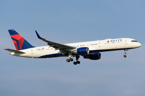 Delta Air Lines Boeing 757-232 (N6702) at  New York - John F. Kennedy International, United States