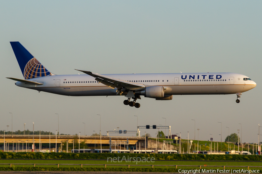 United Airlines Boeing 767-424(ER) (N67058) | Photo 317006