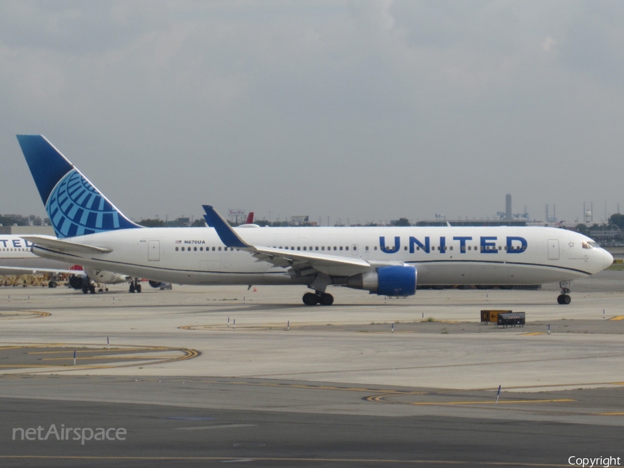 United Airlines Boeing 767-322(ER) (N670UA) | Photo 468676