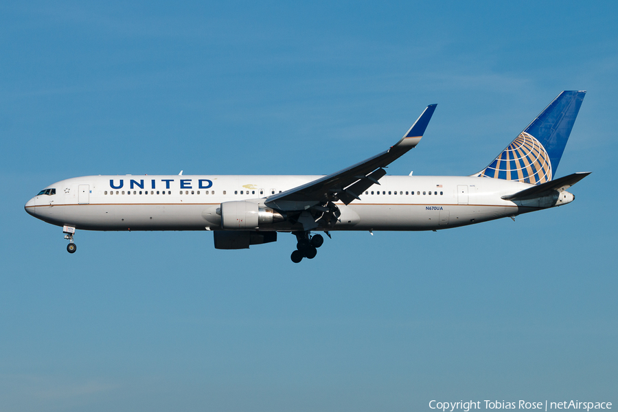 United Airlines Boeing 767-322(ER) (N670UA) | Photo 301017