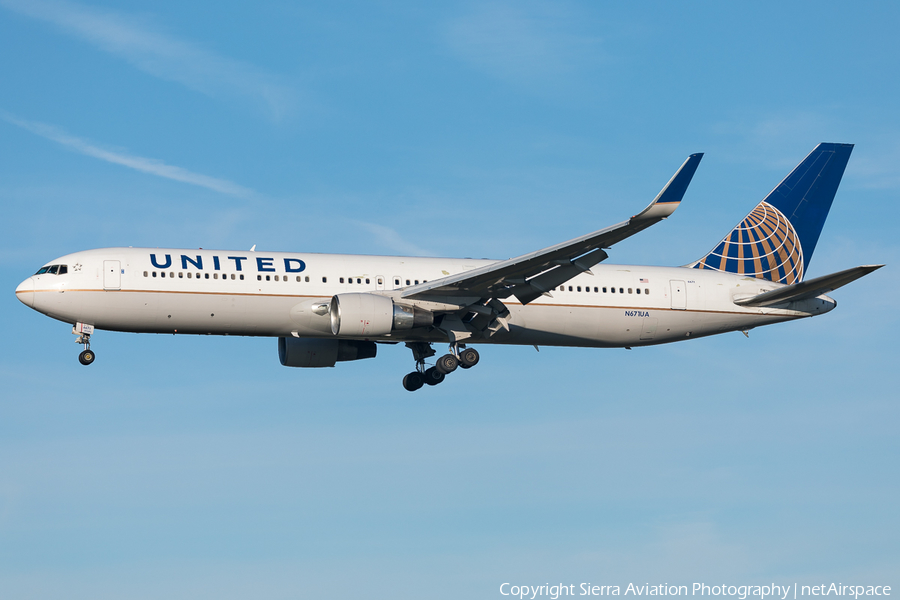 United Airlines Boeing 767-322(ER) (N671UA) | Photo 330593