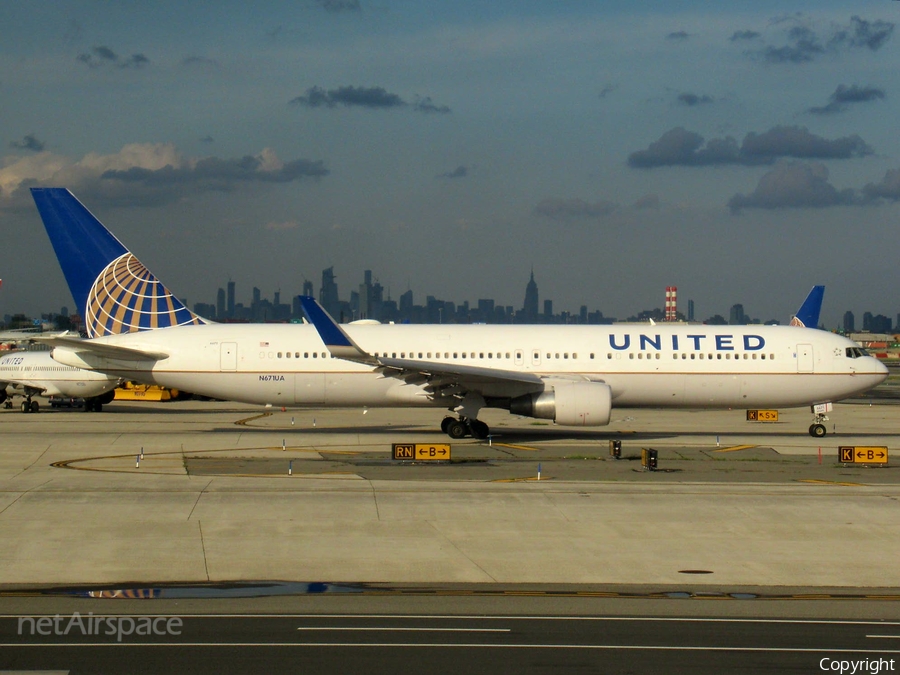 United Airlines Boeing 767-322(ER) (N671UA) | Photo 258330
