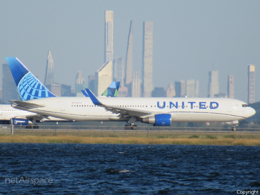 United Airlines Boeing 767-322(ER) (N671UA) | Photo 473170