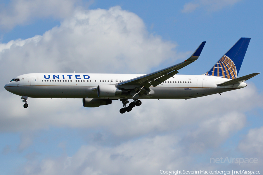 United Airlines Boeing 767-322(ER) (N671UA) | Photo 205580