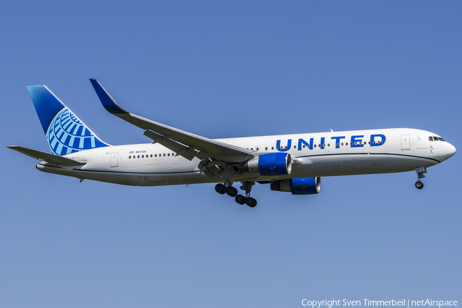 United Airlines Boeing 767-322(ER) (N671UA) | Photo 626481