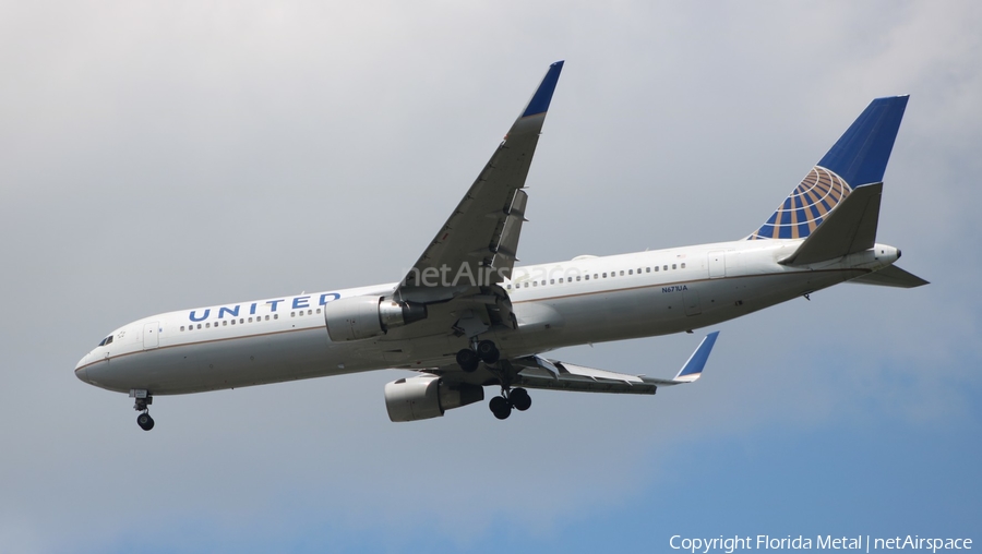 United Airlines Boeing 767-322(ER) (N671UA) | Photo 621481