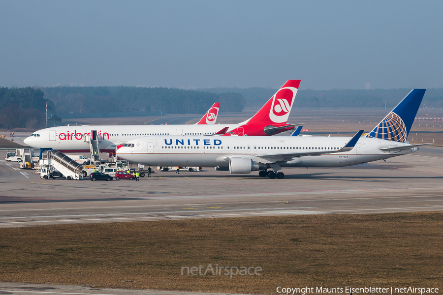 United Airlines Boeing 767-322(ER) (N671UA) | Photo 101457