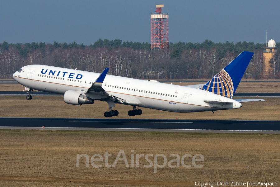 United Airlines Boeing 767-322(ER) (N671UA) | Photo 101669
