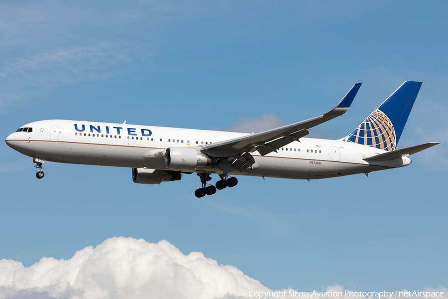 United Airlines Boeing 767-322(ER) (N672UA) | Photo 502510
