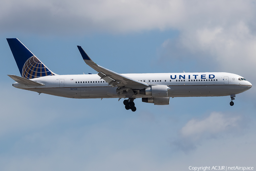 United Airlines Boeing 767-322(ER) (N672UA) | Photo 328756