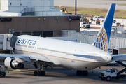 United Airlines Boeing 767-322(ER) (N672UA) at  Houston - George Bush Intercontinental, United States