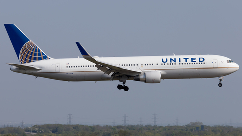 United Airlines Boeing 767-322(ER) (N672UA) at  London - Heathrow, United Kingdom