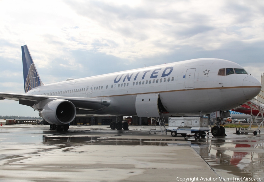 United Airlines Boeing 767-322(ER) (N672UA) | Photo 333596
