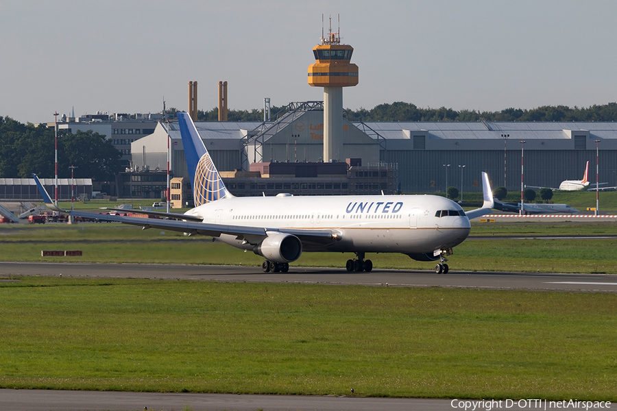 United Airlines Boeing 767-322(ER) (N673UA) | Photo 185479