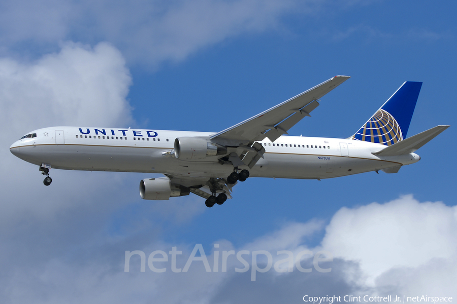 United Airlines Boeing 767-322(ER) (N673UA) | Photo 40896