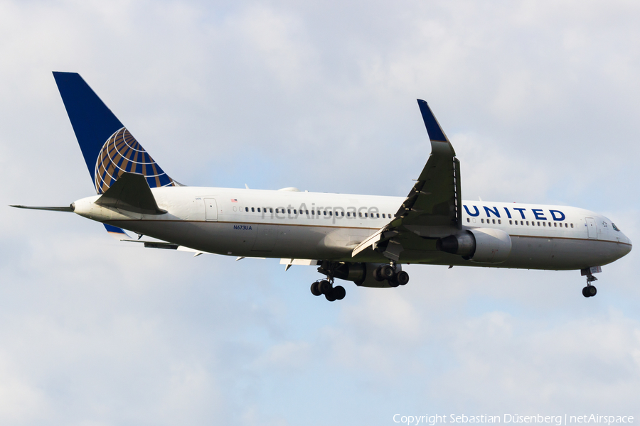 United Airlines Boeing 767-322(ER) (N673UA) | Photo 164961