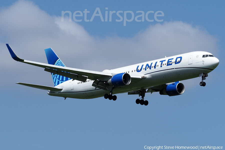 United Airlines Boeing 767-322(ER) (N673UA) | Photo 586888