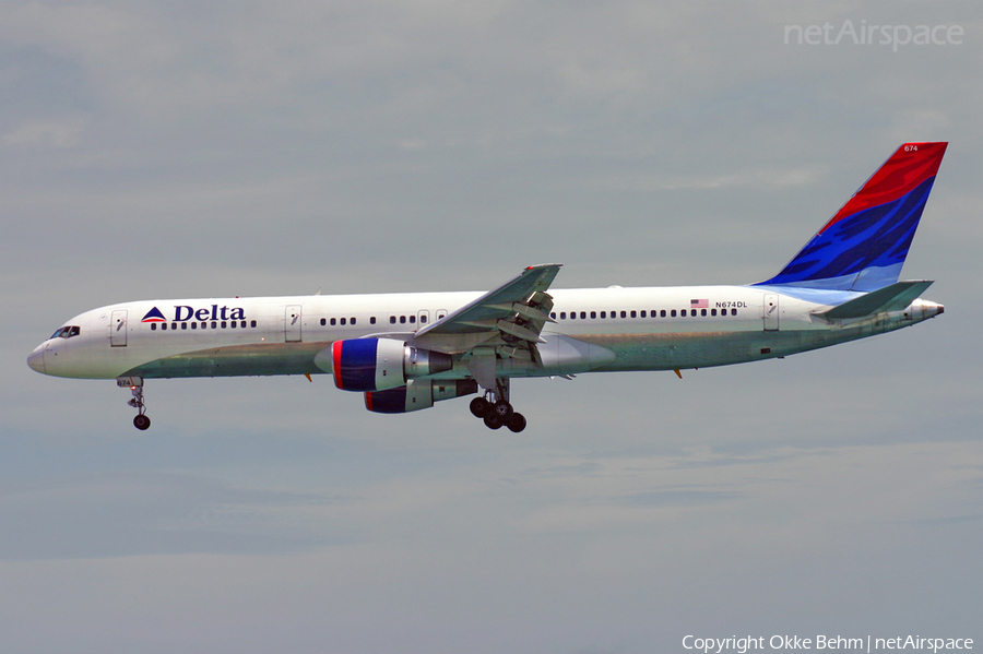 Delta Air Lines Boeing 757-232 (N674DL) | Photo 40250