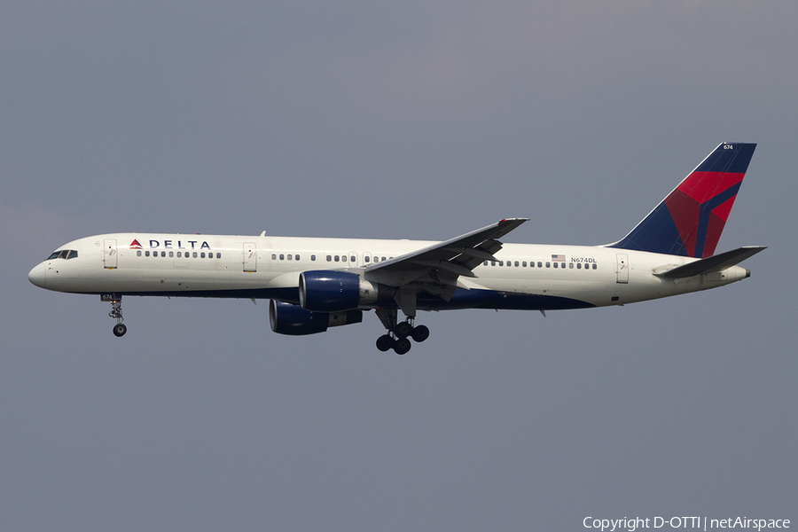 Delta Air Lines Boeing 757-232 (N674DL) | Photo 385637