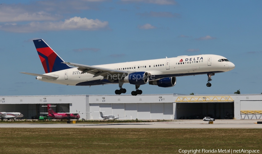 Delta Air Lines Boeing 757-232 (N674DL) | Photo 358094