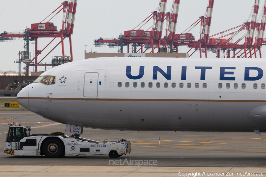 United Airlines Boeing 767-322(ER) (N674UA) | Photo 158665