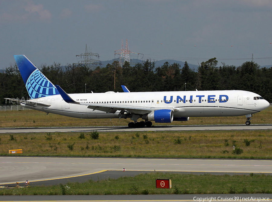 United Airlines Boeing 767-322(ER) (N674UA) | Photo 480386