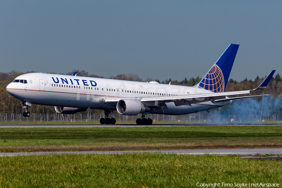United Airlines Boeing 767-322(ER) (N674UA) | Photo 106994