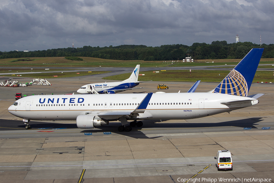United Airlines Boeing 767-322(ER) (N674UA) | Photo 113481