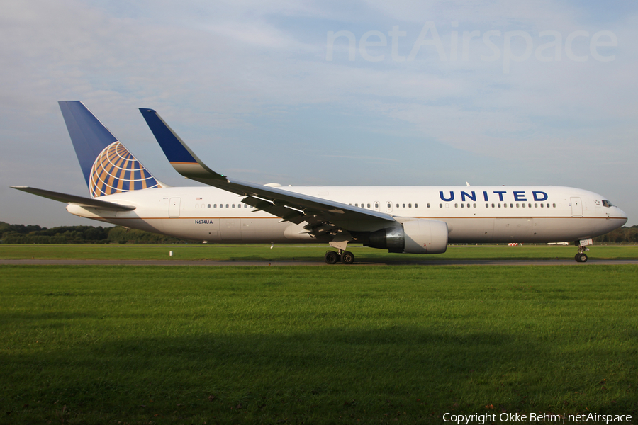 United Airlines Boeing 767-322(ER) (N674UA) | Photo 126183