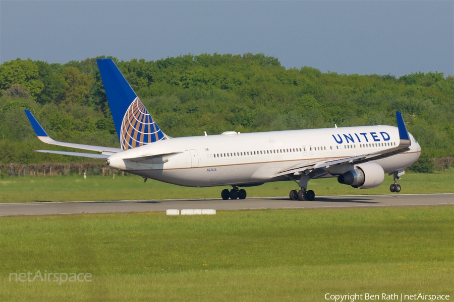 United Airlines Boeing 767-322(ER) (N674UA) | Photo 164029