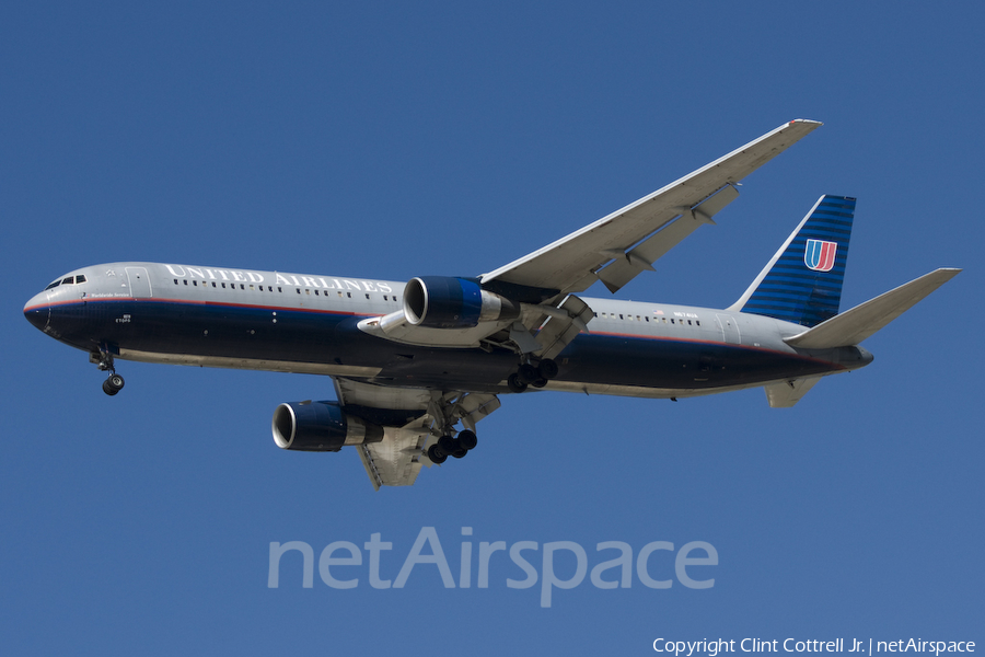 United Airlines Boeing 767-322(ER) (N674UA) | Photo 40897
