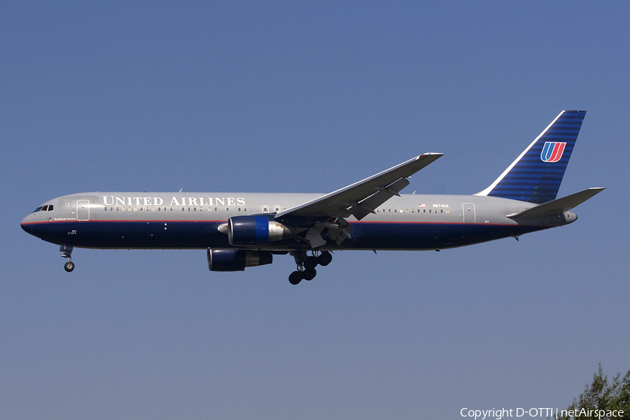 United Airlines Boeing 767-322(ER) (N674UA) | Photo 279453