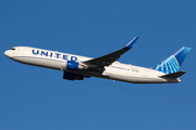 United Airlines Boeing 767-322(ER) (N674UA) at  London - Heathrow, United Kingdom