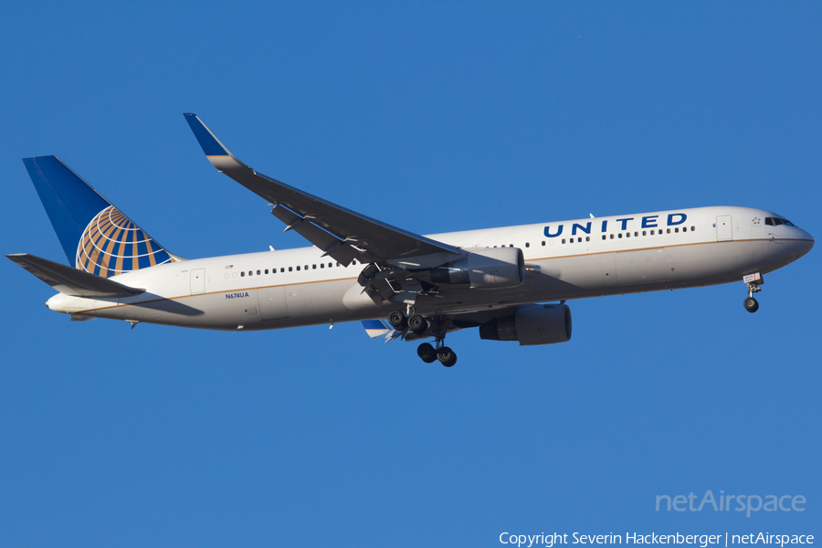 United Airlines Boeing 767-322(ER) (N674UA) | Photo 191758