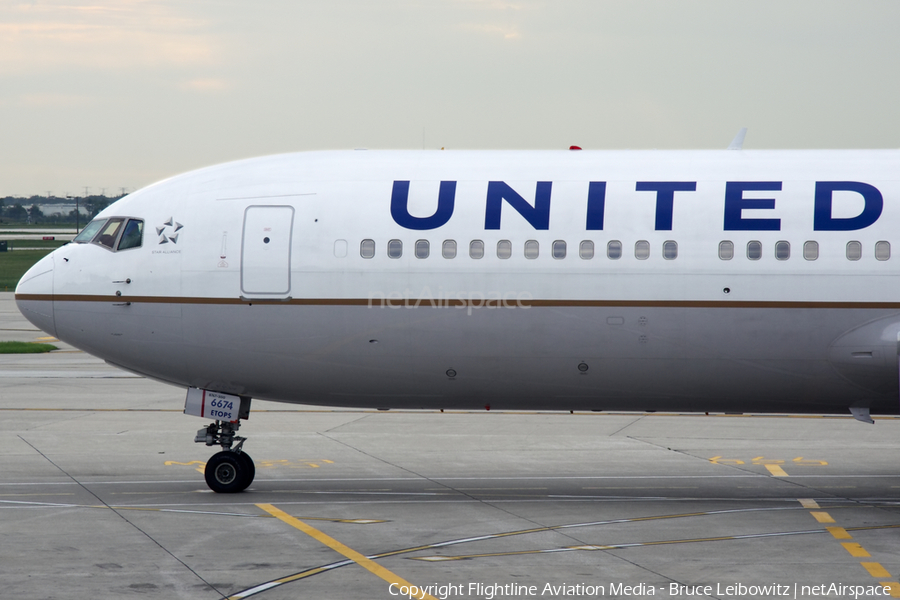 United Airlines Boeing 767-322(ER) (N674UA) | Photo 173128