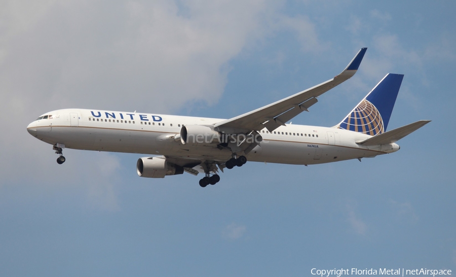 United Airlines Boeing 767-322(ER) (N674UA) | Photo 351239