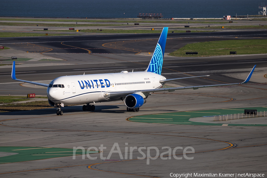 United Airlines Boeing 767-322(ER) (N674UA) | Photo 502890