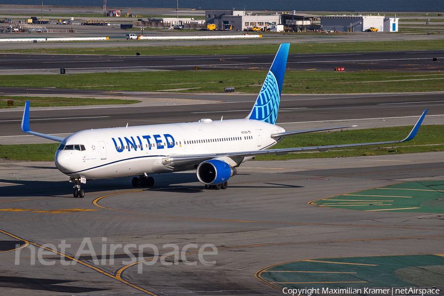 United Airlines Boeing 767-322(ER) (N674UA) | Photo 502891