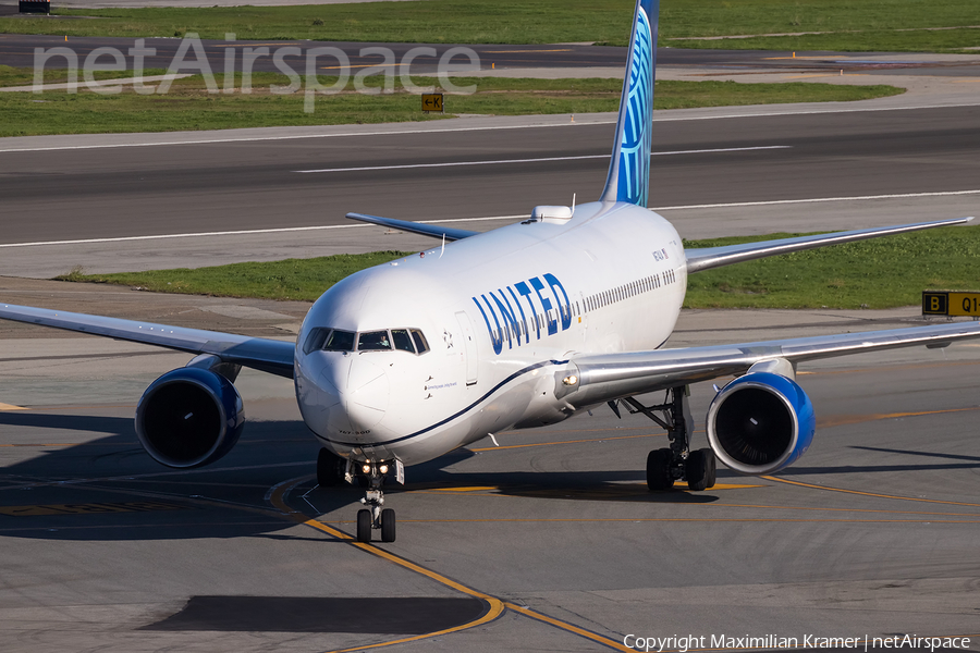 United Airlines Boeing 767-322(ER) (N674UA) | Photo 502892