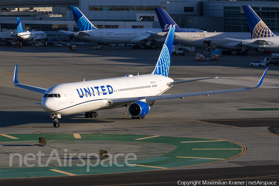United Airlines Boeing 767-322(ER) (N674UA) | Photo 502912
