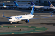 United Airlines Boeing 767-322(ER) (N674UA) at  San Francisco - International, United States