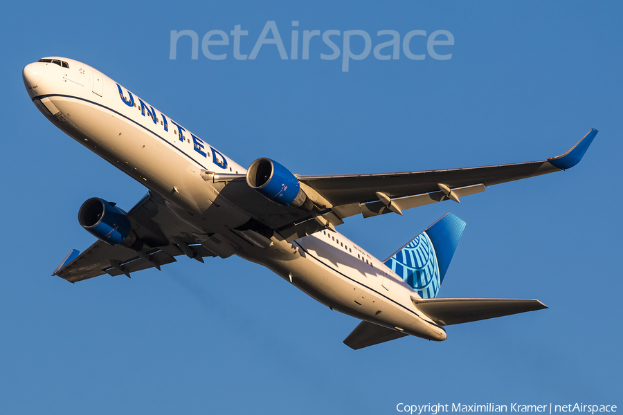 United Airlines Boeing 767-322(ER) (N674UA) | Photo 502919