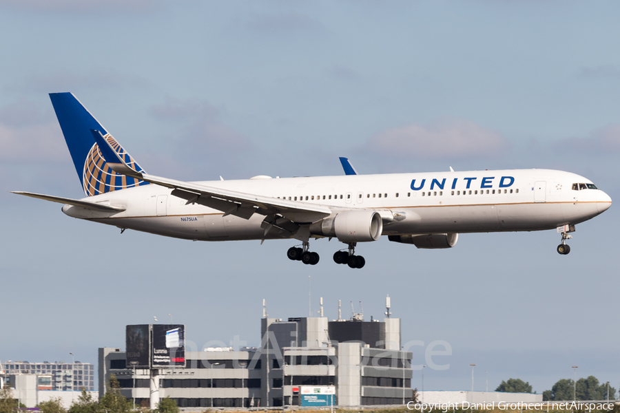 United Airlines Boeing 767-322(ER) (N675UA) | Photo 255828