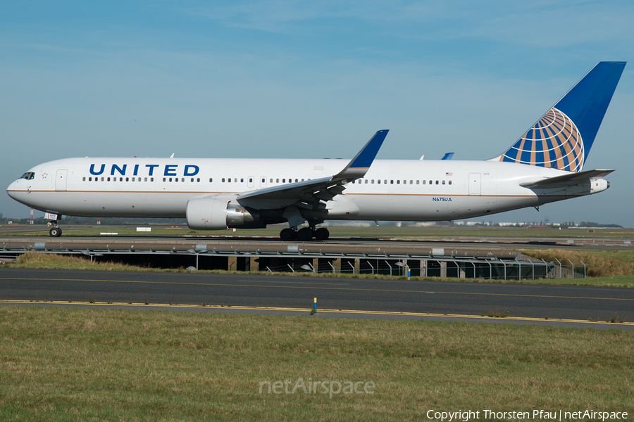 United Airlines Boeing 767-322(ER) (N675UA) | Photo 62696